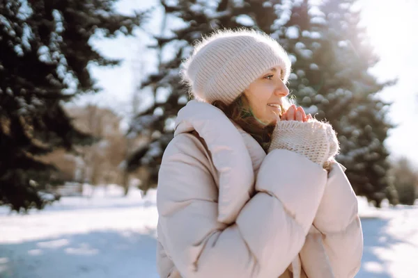 Kış Kıyafetleri Içinde Mutlu Bir Kadın Karlı Parkta Yürüyor Doğa — Stok fotoğraf
