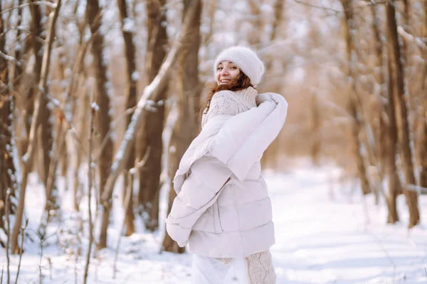 Lycklig Kvinna Vinter Stil Kläder Promenader Den Snöiga Parken Natur — Stockfoto