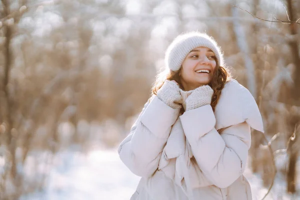 Mujer Feliz Ropa Invierno Caminando Parque Nevado Naturaleza