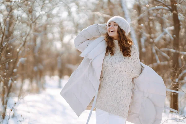 Mulher Feliz Roupas Estilo Inverno Andando Parque Nevado Natureza Férias — Fotografia de Stock