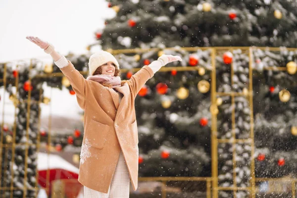 Donna Felice Abiti Stile Invernale Sullo Sfondo Luci Ghirlanda Moda — Foto Stock
