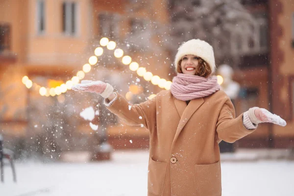 Glückliche Frau Winterlicher Kleidung Vor Dem Hintergrund Von Lichtergirlanden Wintermode — Stockfoto