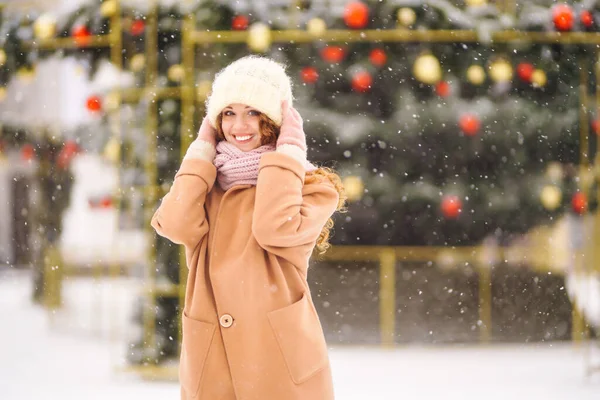 在花环灯光的衬托下 快乐的女人穿着冬季风格的衣服 冬季时尚 假日概念 — 图库照片