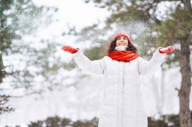 Kışın moda genç bir kadın. Doğa, tatiller, dinlenme, konsept.