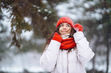 Kışın moda genç bir kadın. Doğa, tatiller, dinlenme, konsept.