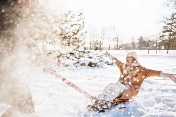 Νεαρό Ζευγάρι Διασκεδάζει Και Κυλά Ένα Έλκηθρο Στο Χειμερινό Χιονισμένο — Φωτογραφία Αρχείου