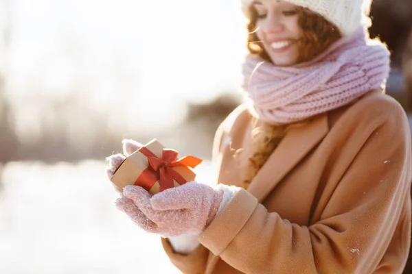 Joyeux Jeune Femme Hiver Avec Cadeau Noël Coffret Cadeau Extérieur — Photo