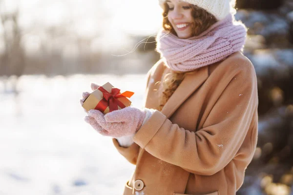 Joyeux Jeune Femme Hiver Avec Cadeau Noël Coffret Cadeau Extérieur — Photo