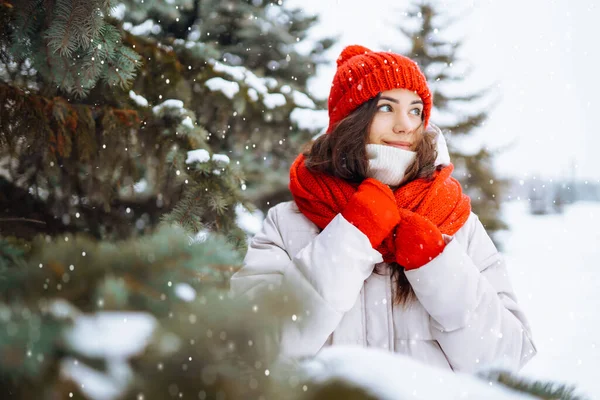 Kışın Moda Genç Bir Kadın Doğa Tatiller Dinlenme Konsept — Stok fotoğraf