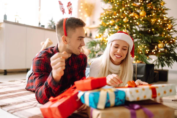 Young Couple Christmas Gifts Home Christmas Tree Romantic Day Winter — Stock Photo, Image