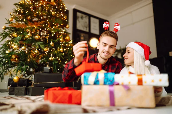 Jeune Couple Avec Des Cadeaux Noël Maison Près Arbre Noël — Photo