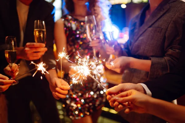 Brillantes Chispas Manos Jóvenes Amigos Gente Celebra Las Vacaciones Invierno —  Fotos de Stock