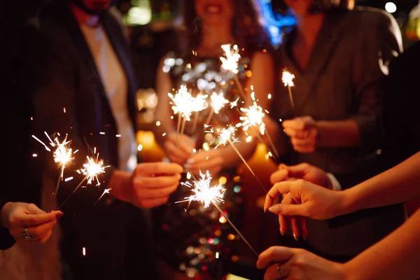 Sparkling Sparklers Nas Mãos Jovens Amigos Pessoas Celebram Férias Inverno — Fotografia de Stock
