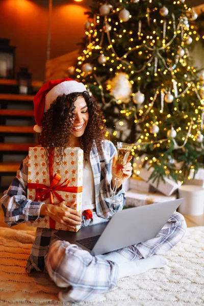 Święta Bożego Narodzenia Online Młoda Kobieta Używa Laptopa Podczas Rozmowy — Zdjęcie stockowe