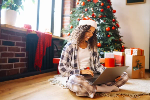 Natal Férias Online Jovem Mulher Usa Laptop Ter Chamada Vídeo — Fotografia de Stock