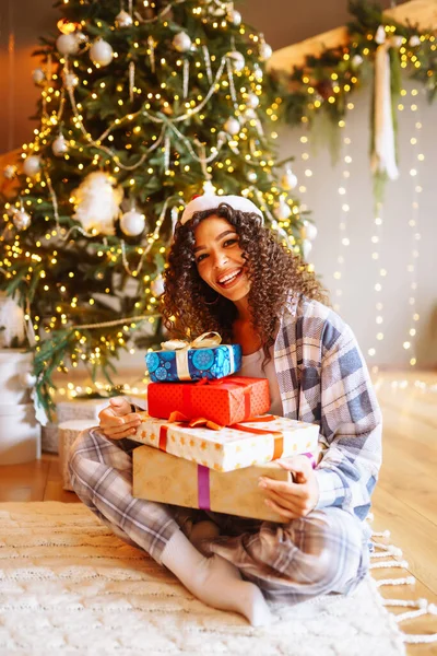 Νεαρή Γυναίκα Χριστουγεννιάτικα Δώρα Στο Σπίτι Κοντά Στο Χριστουγεννιάτικο Δέντρο — Φωτογραφία Αρχείου