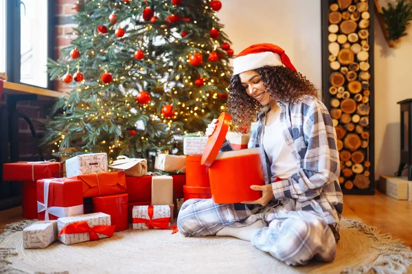 Νεαρή Γυναίκα Χριστουγεννιάτικα Δώρα Στο Σπίτι Κοντά Στο Χριστουγεννιάτικο Δέντρο — Φωτογραφία Αρχείου