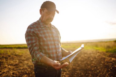 Çiftçi büyümeden önce toprak sağlığını kontrol ediyor. Bir bitki tohumu veya bitki tohumu. Tarım, bahçıvanlık veya ekoloji kavramı