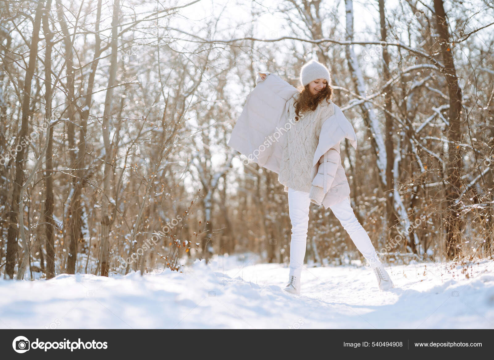 Mujer Joven Ropa Invierno Caminando Parque Nevado Moda Invierno