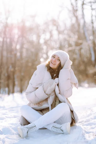 Young Woman Winter Style Clothes Walking Snowy Park Winter Fashion — Φωτογραφία Αρχείου