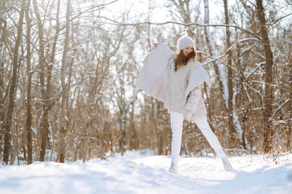 Young Woman Winter Style Clothes Walking Snowy Park Winter Fashion — Zdjęcie stockowe