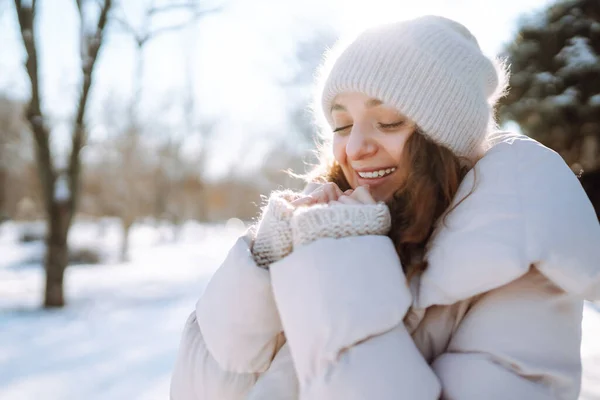 Young Woman Winter Style Clothes Walking Snowy Park Winter Fashion — Photo
