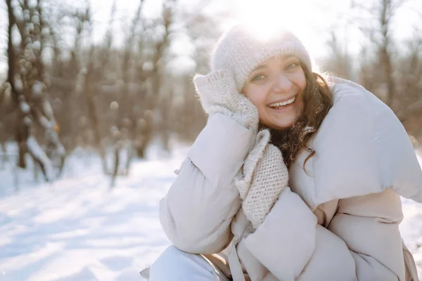 Young Woman Winter Style Clothes Walking Snowy Park Winter Fashion — Φωτογραφία Αρχείου