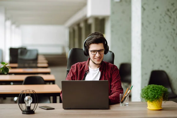 Educação Trabalho Online Jovem Com Óculos Trabalhar Portátil Tecnologia Freelance — Fotografia de Stock