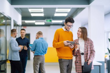 Kahveli meslektaşlar yaratıcı ofiste yeni bir iş projesini tartışıyorlar. Birlikte çalışan, eğiten genç modern insanlardan oluşan bir grup. Takım çalışmasında planlama, çalışma, işbirliği.