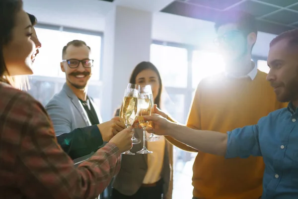 Şampanyayla Kadeh Tokuşturuyorum Ofisteki Bir Partide Başarılarını Kutlayan Mutlu Arkadaşları — Stok fotoğraf