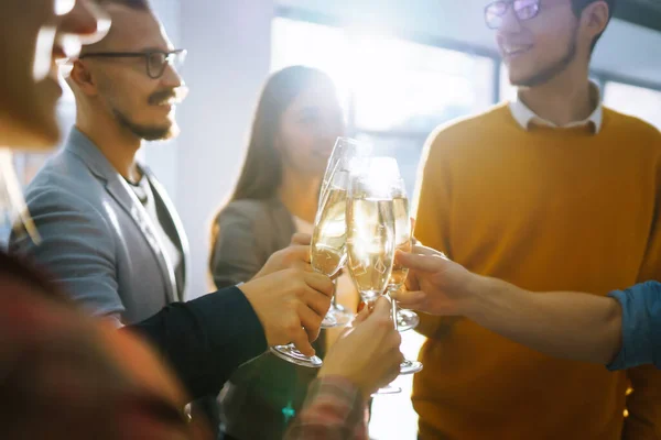 在杯子里倒入香槟快乐的同事在办公室的一个聚会上庆祝他们的商业成就 庆祝胜利的伙伴 — 图库照片