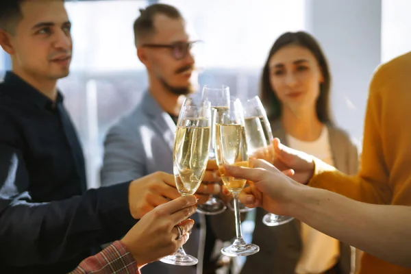 Şampanyayla Kadeh Tokuşturuyorum Ofisteki Bir Partide Başarılarını Kutlayan Mutlu Arkadaşları — Stok fotoğraf