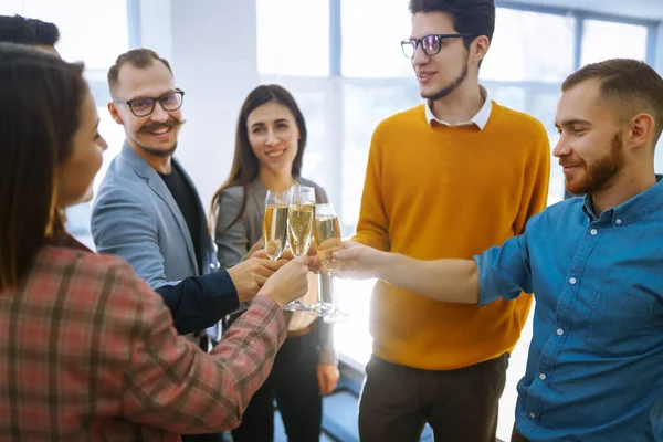 Kobler Glas Med Champagne Glade Kolleger Fejrer Deres Forretningsmæssige Præstation - Stock-foto