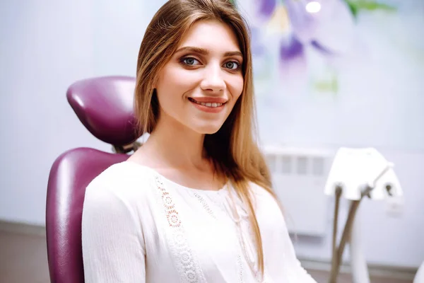 Молодая Женщина Стоматологическом Стуле Время Стоматологической Процедуры Дантист Осматривающий Зубы — стоковое фото