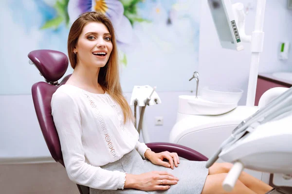 Tânăra Femeie Scaunul Dentistului Timpul Unei Proceduri Dentare Medicul Stomatolog — Fotografie, imagine de stoc