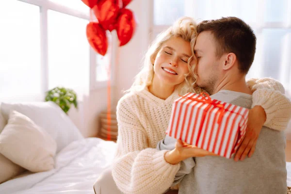 Mooi Jong Stel Thuis Dat Valentijnsdag Viert Geliefden Geven Elkaar — Stockfoto