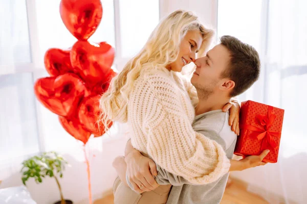 Schönes Junges Paar Hause Feiert Den Valentinstag Liebende Beschenken Sich — Stockfoto