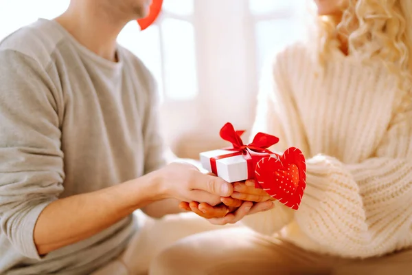 情人节的概念 交换礼物 年轻漂亮的夫妇在家里庆祝情人节 浪漫的一天 — 图库照片