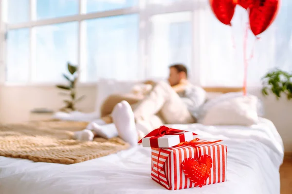 Valentijnsdag Concept Cadeauwisseling Mooi Jong Stel Thuis Dat Valentijnsdag Viert — Stockfoto