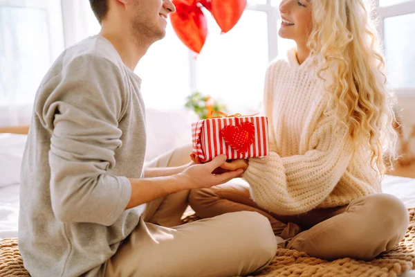 Valentine Day Concept Exchange Gifts Beautiful Young Couple Home Celebrating — Stock Photo, Image