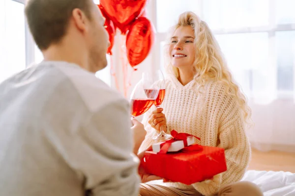 Concepto Del Día San Valentín Intercambio Regalos Hermosa Pareja Joven — Foto de Stock