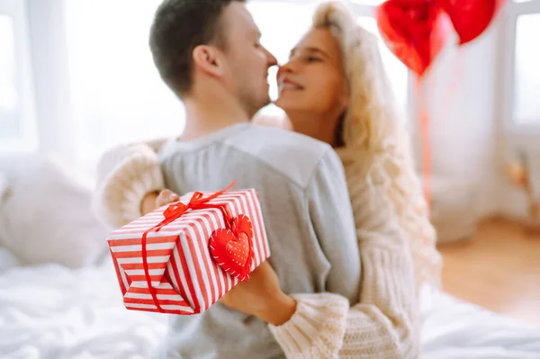 Valentine Day Concept Exchange Gifts Beautiful Young Couple Home Celebrating — Stock Photo, Image