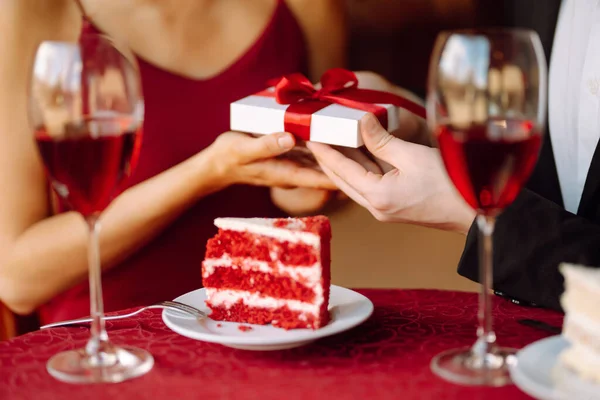 Conceito Dia Dos Namorados Troca Presentes Belo Casal Jovem Celebrando — Fotografia de Stock