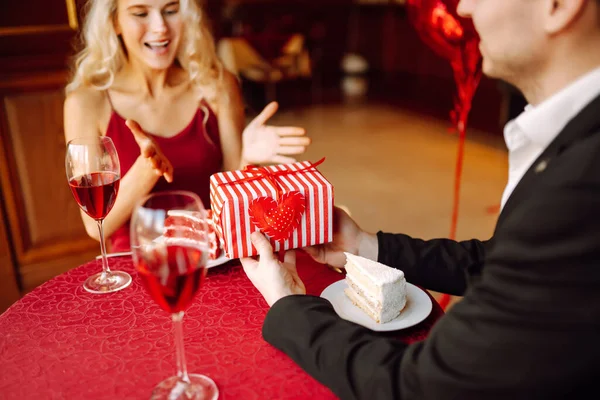 Pareja Joven Teniendo Una Cena Romántica Tostadas Con Copa Vino: fotografía de stock © #627359296 | Depositphotos Pareja Joven Teniendo Una Cena Romántica Tostadas Con Copa Vino: fotografía de stock © #627359296 | Depositphotos