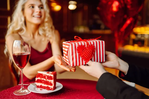 Valentinstag Konzept Austausch Von Geschenken Schönes Junges Paar Feiert Valentinstag — Stockfoto