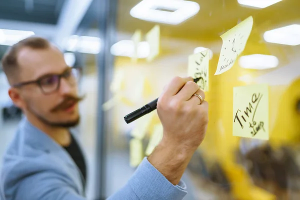 Jeunes Gens Affaires Discuter Stratégie Planification Avant Marqueur Mur Verre — Photo