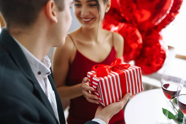 Valentinstag Konzept Romantisches Date Junges Paar Feiert Valentinstag Restaurant — Stockfoto