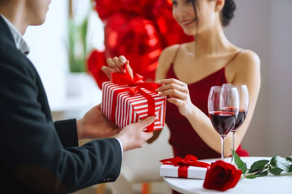 Valentinstag Konzept Romantisches Date Junges Paar Feiert Valentinstag Restaurant — Stockfoto