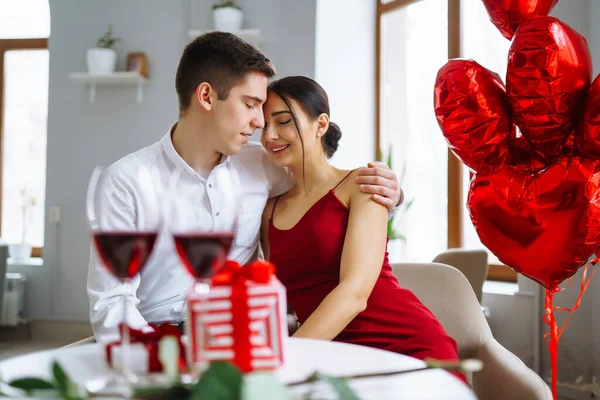 발렌타인데 컨셉이야 로맨틱 데이트 레스토랑에서 발렌타인데이를 기념하는 — 스톡 사진