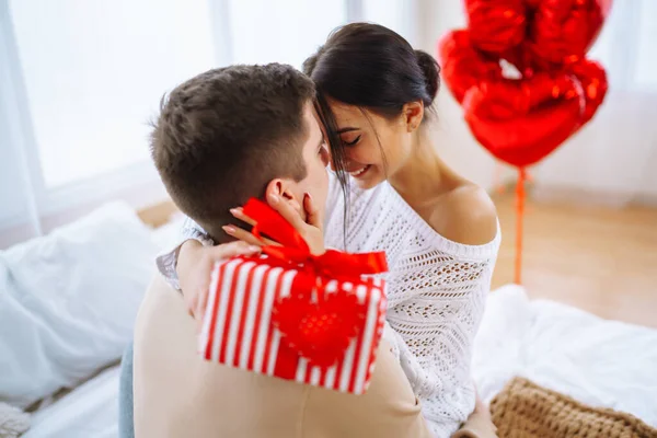 Valentijnsdag Concept Geliefden Geven Elkaar Cadeaus Jong Stel Thuis Vieren — Stockfoto